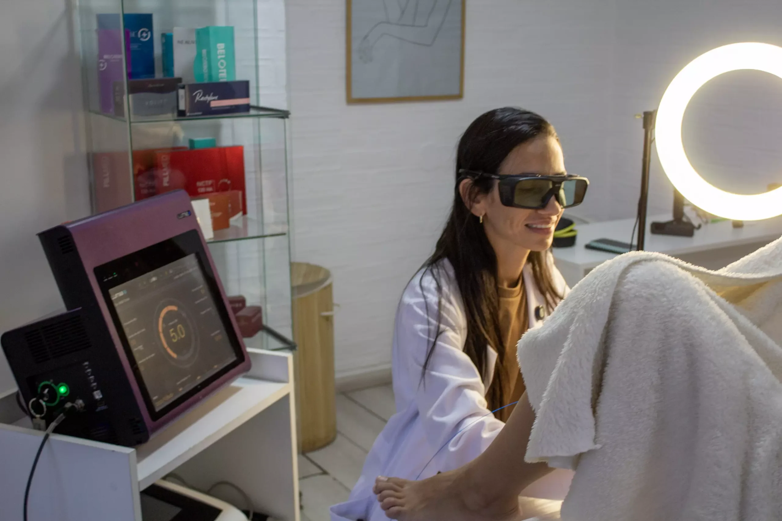 Profesional de la salud femenina Dra. Sofía Torres atendiendo nuevas pacientes en Córdoba