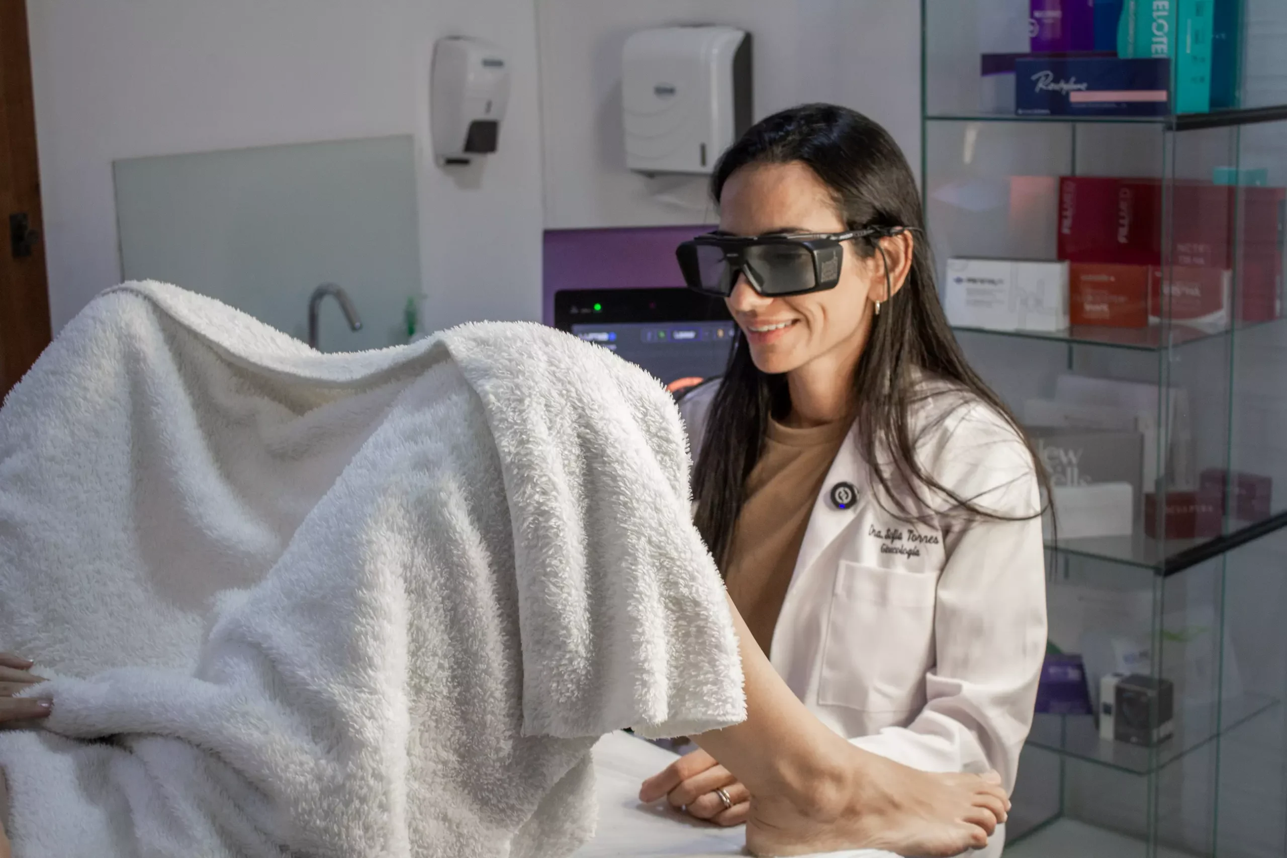 Retrato profesional de la Dra. Sofía Torres, especialista en ginecología regenerativa en Córdoba.