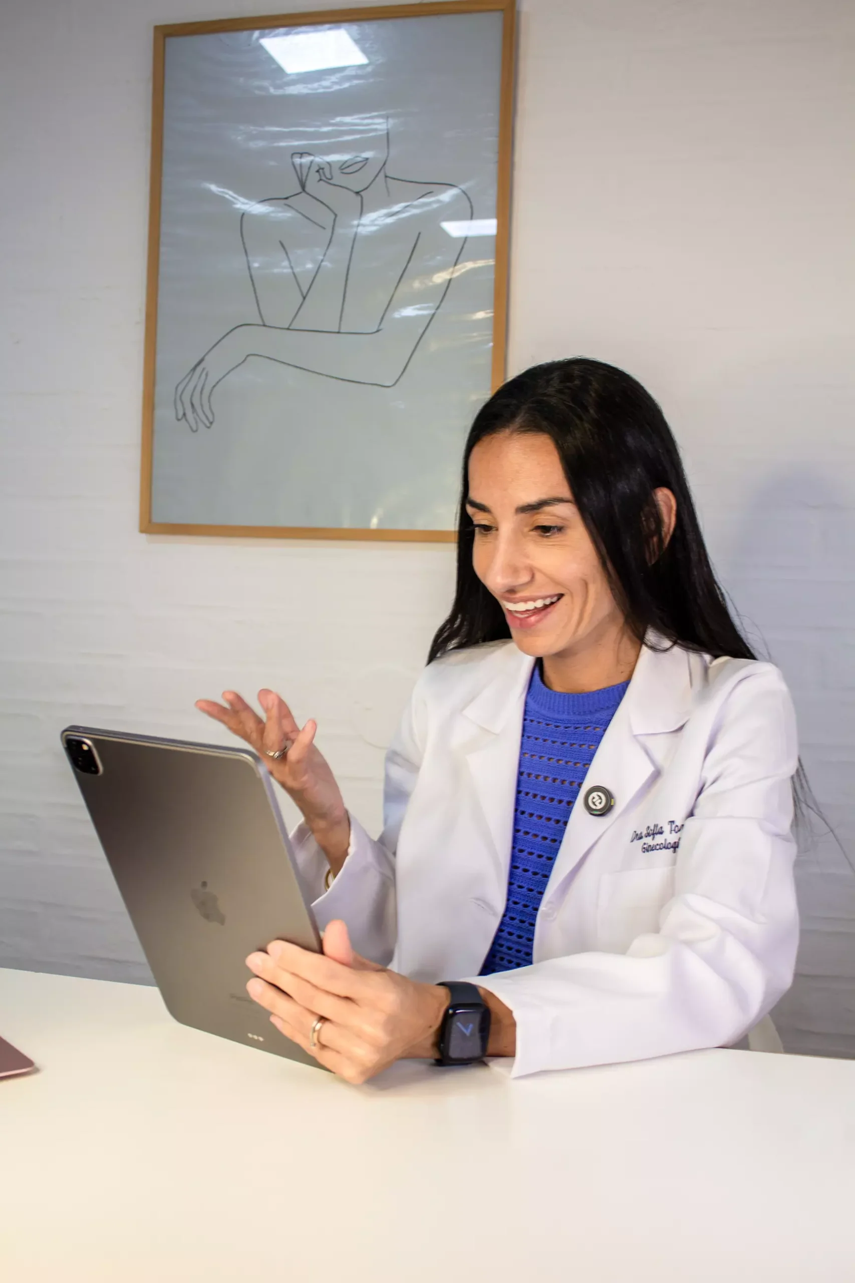 Dra. Sofía Torres en consulta ginecológica integral para prevención y bienestar femenino