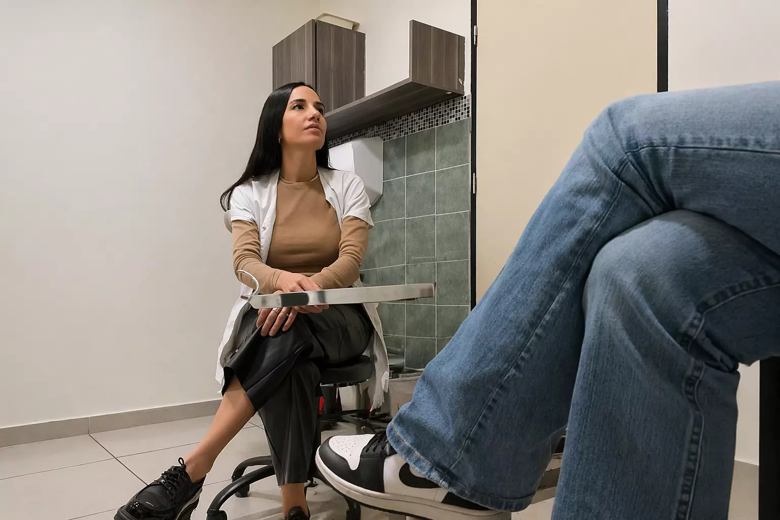 Dra. Sofía Torres en consultorio ginecológico brindando atención profesional y cercana en Córdoba Capital.